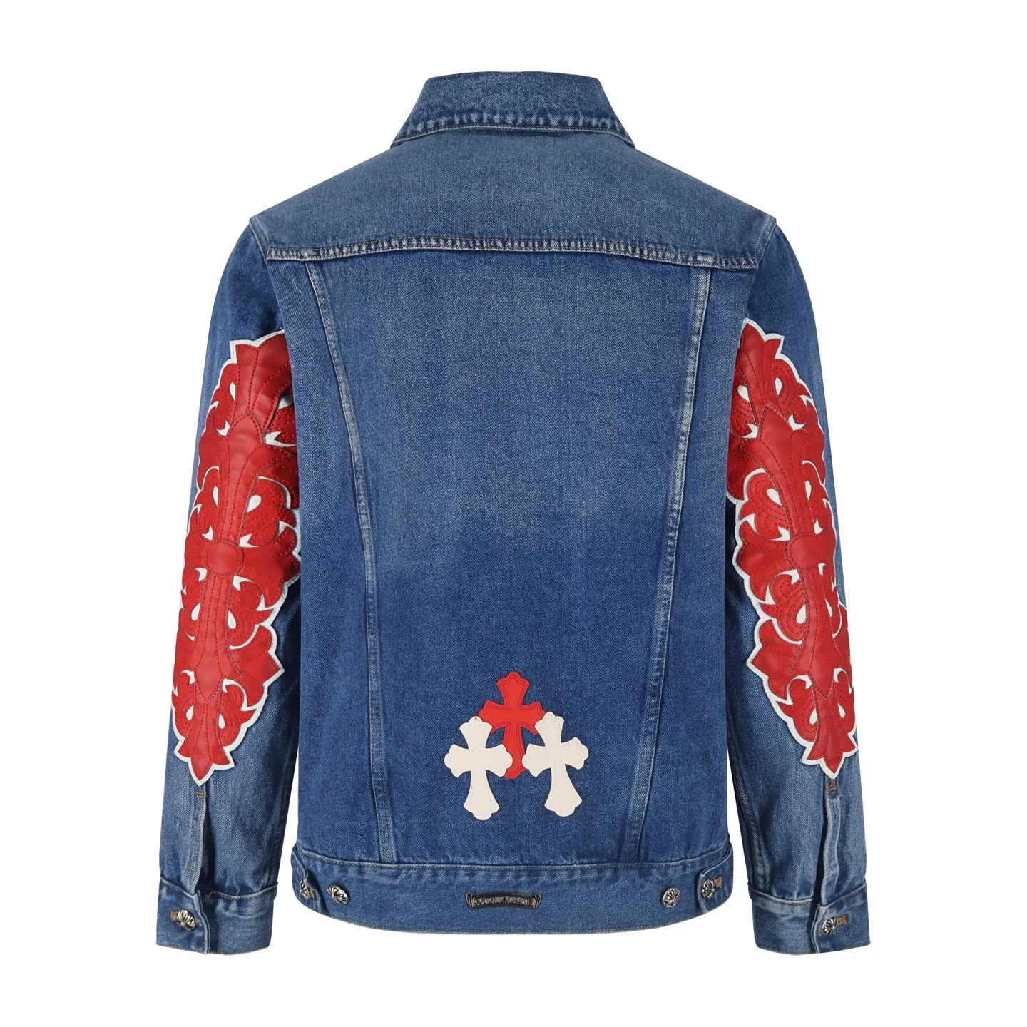 🅿️810 [Exclusive supply] CH Crow Heart Sleeve Cross-Flat Denim Jacket This denim jacket takes the brand's iconic cross element as its core, and stages a wonderful dialogue between hardcore aesthetics and street fashion on retro distressed denim fabric. Design details: the visual fantasy of Gothic symbols, the multi-dimensional expression of the cross totem: the red and white contrasting cross patches are staggered on the chest and back, making the brand more recognizable; the hollow cross pattern leather splicing on the sleeves combines the mystery of religious symbols with the punk-style deconstructed design. Every detail tells the dark aesthetics of Crowe's heart. Retro distressing with denim texture: Selected denim fabrics are treated with distressing techniques to show natural fading and texture, which not only retains the retro accent of denim items, but also adds a casual sense to the overall look. The ingenuity of hardware and tailoring: the metal buttons and hardware all have Croxin's iconic pattern, which shines with exquisite luster under the refraction of light; the neat tailoring of the classic denim jacket is suitable for a variety of wearing scenarios, and can create a strong personal style whether it is layered or worn alone. Croxin's denim jacket is not only a piece of clothing, but also a style badge that highlights unique aesthetics and rebellious attitude. For those who pursue individuality, they can leave their own hardcore mark in the fashion field. Size:S-M-L-XL